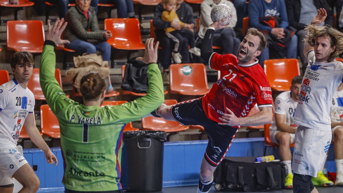 Javier Rodríguez a punto de lanzar a portería en el partido contra Agustinos en El Plantío.
