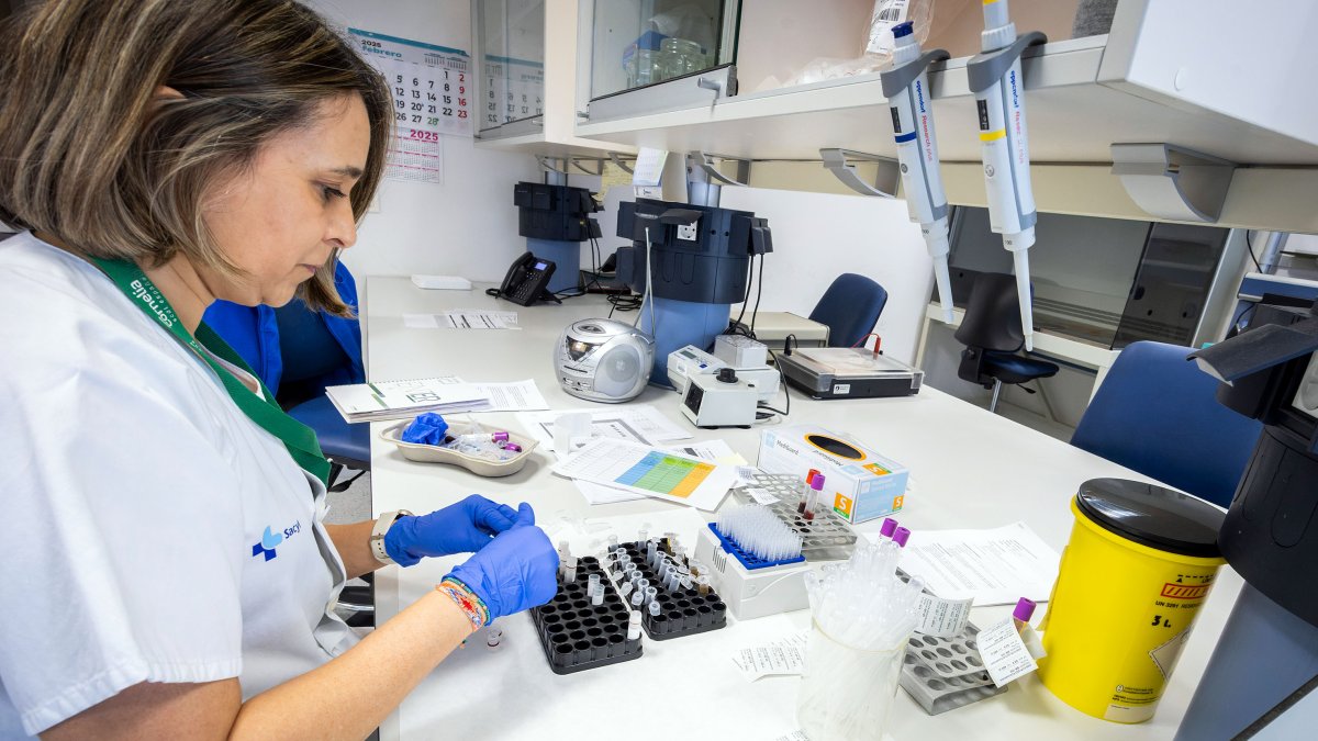 La Unidad de Investigación ofrece apoyo a los proyectos que desarrollan los profesionales sanitarios: laboratorios para el tratamiento de muestras, equipos de gestión de datos y administración o espacios para consulta.