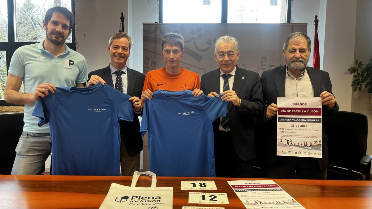 Rubén Castrillo, miembro de la organización; el concejal del Deportes de Burgos, César Barriada; el atleta Jairo Grijalvo; el delegado de la Junta, Roberto Saiz; y el representante de Plena Inclusión, Jesús Cirujano.