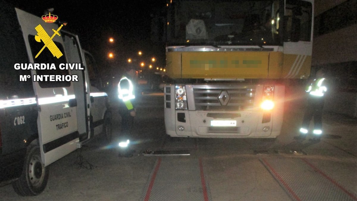 Camión excede 14,2 tonelada su peso en Burgos.