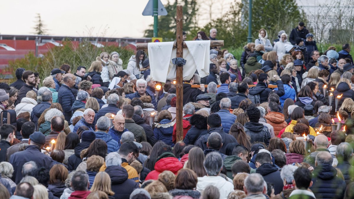 Viacrucis Penitencial con antorchas en dirección al Castillo de Burgos.