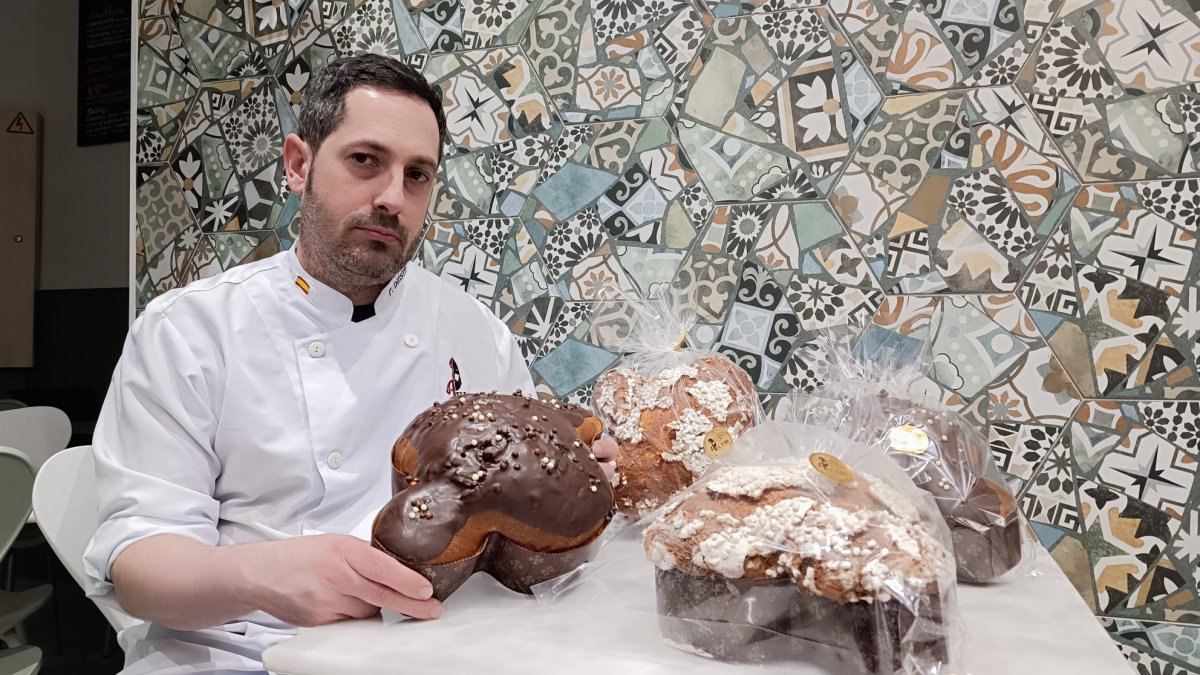 Félix Ángel Dieste, gerente de la Heladería Bombonería El Cid, con una colomba de Pascua de chocolate en sus manos.