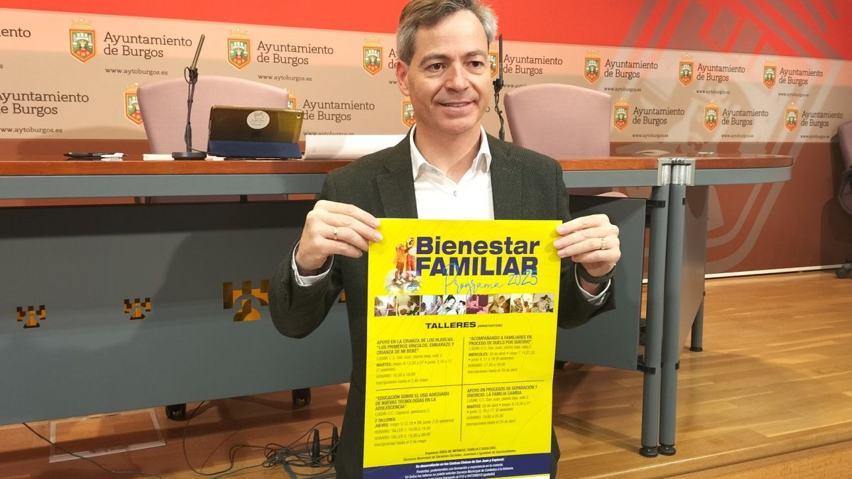 El concejal César Barriada con el cartel de los talleres y ponencias familiares.