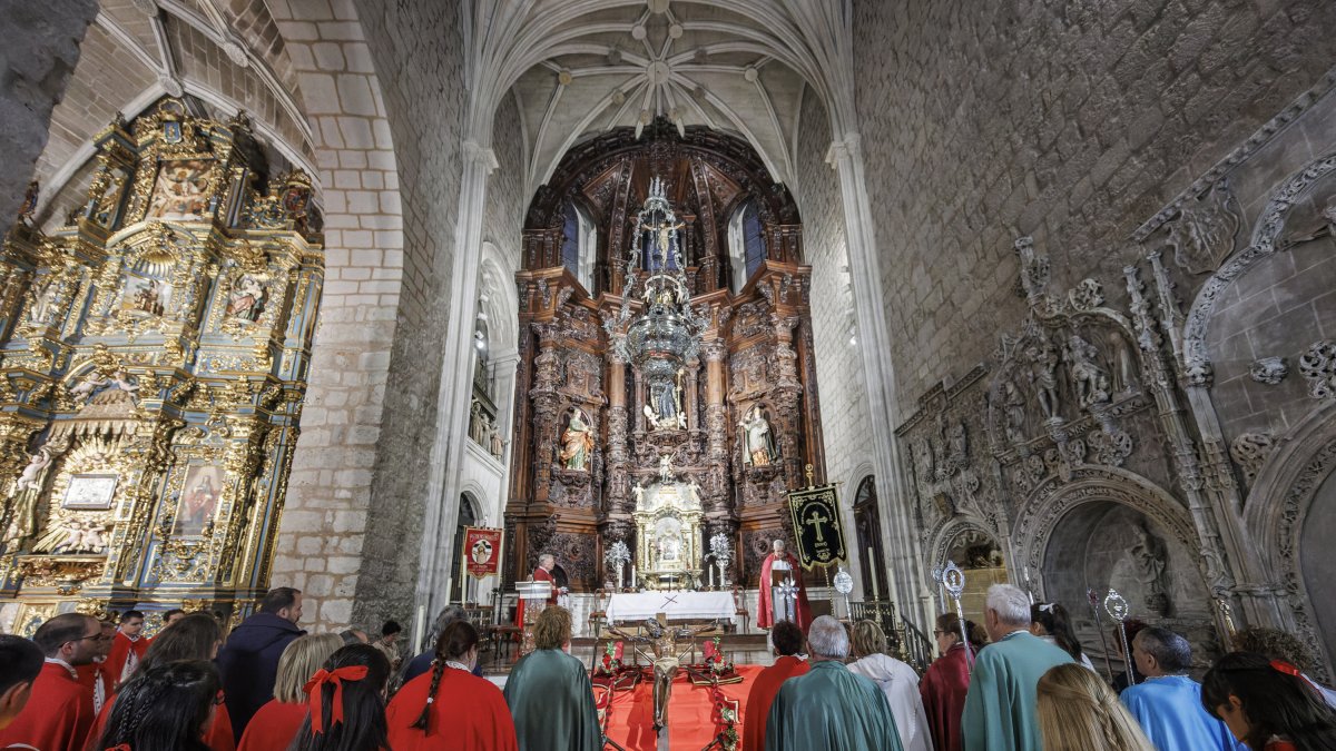 Imagen del Vía Crucis penitencial en San Lesmes.