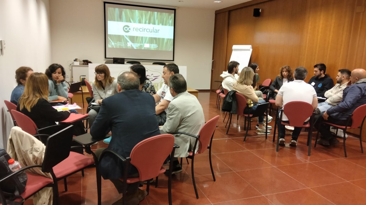 Mesas de trabajo entre representantes de empresas burgalesas en una sesión en la Asociación de Empresarios del Polígono de Villalonquéjar.