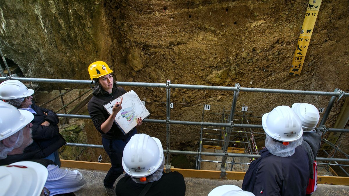 Una visita guiada en los yacimientos de Atapuerca a la altura de Elefante, el único rincón de la sierra donde han aparecido fósiles humanos en dos niveles distintos, los más antiguos.