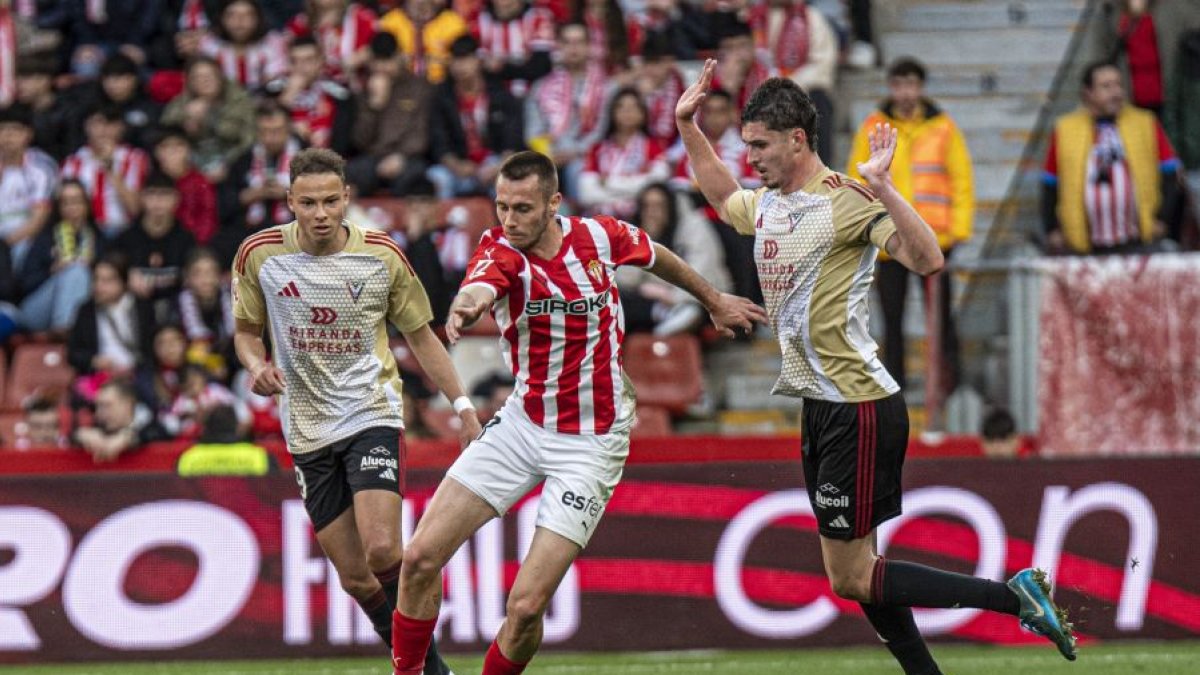 Imagen del partido entre el Sporting y el Mirandés.