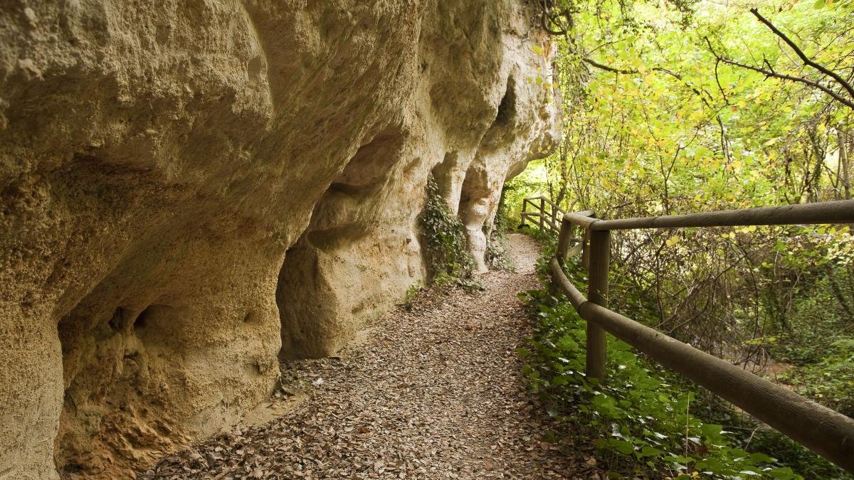 Tramo del sendero que discurre junto a la Cueva de los Portugueses.