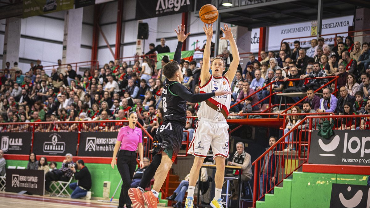 Imagen del partido entre el Grupo Alega Cantabria y el Silbö San Pablo Burgos.