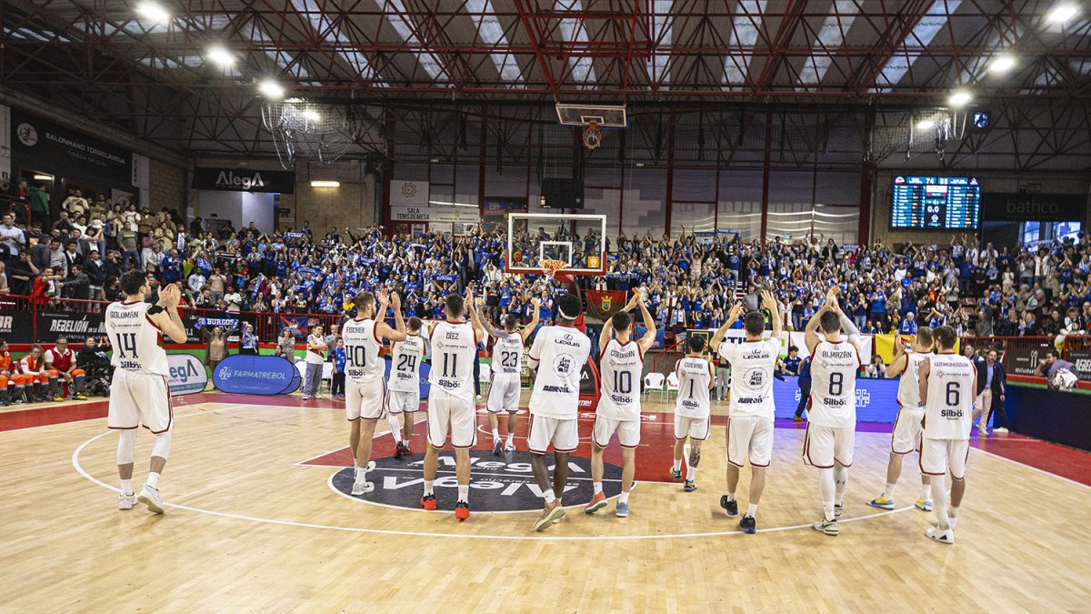 Los jugadores celebran el triunfo.