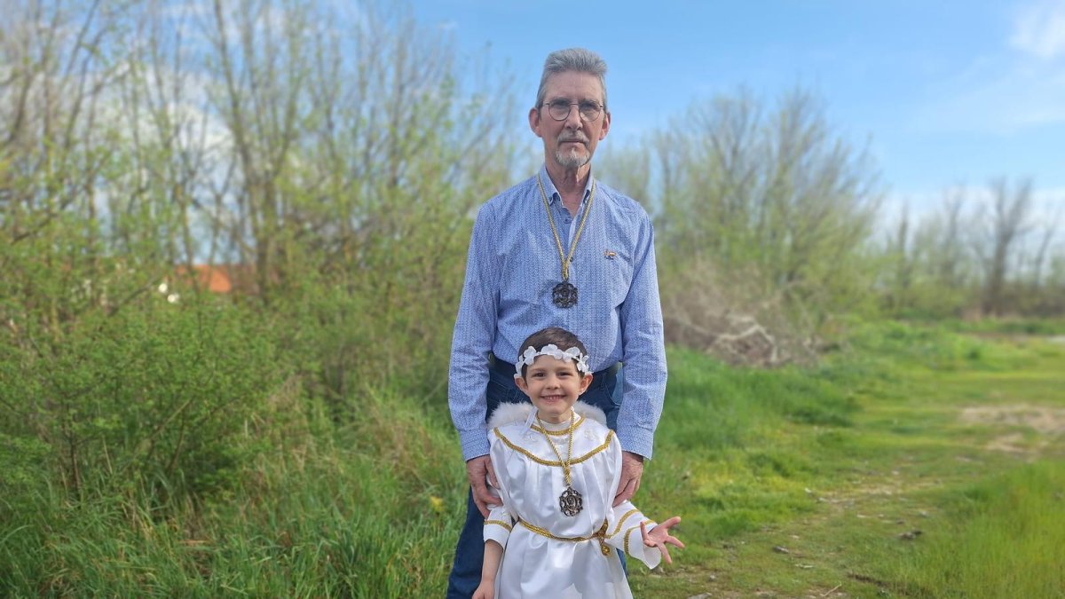 Hugo y su abuelo, quien fue en los años 70 dos veces ‘ángel’.