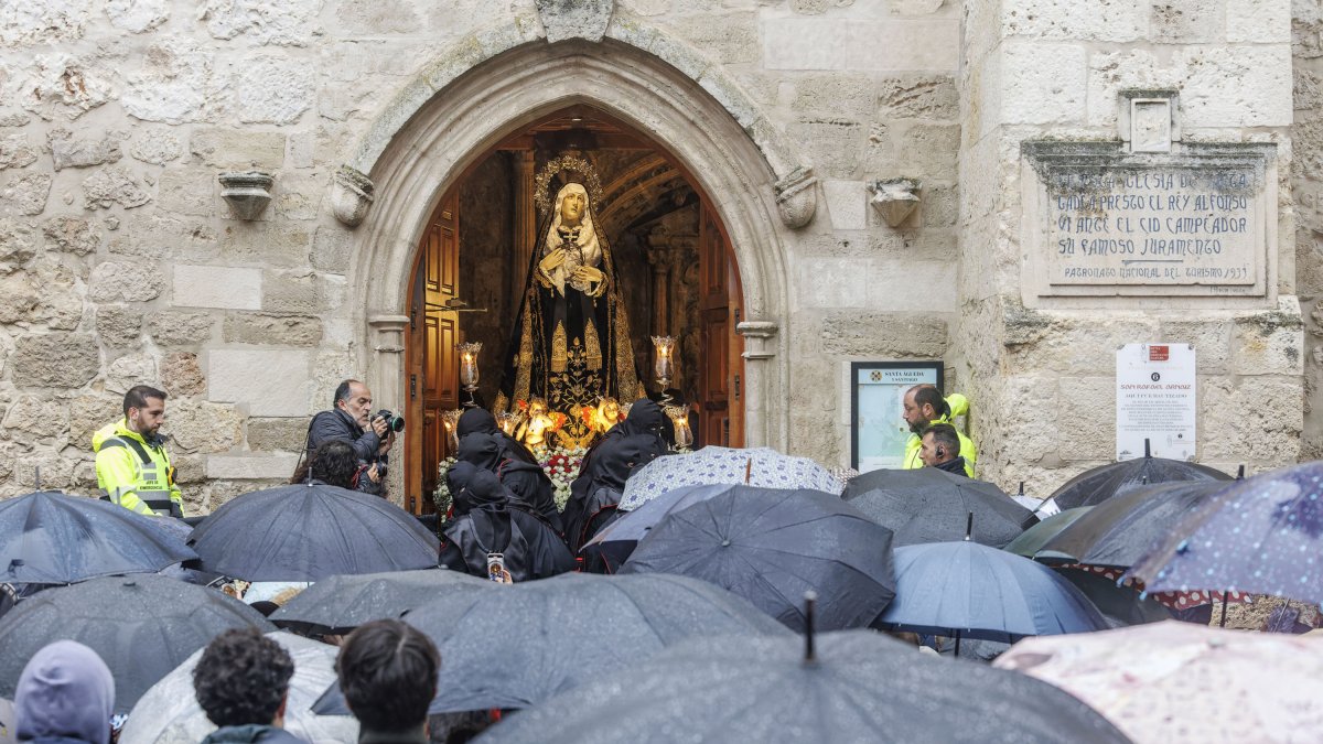 Imagen de la talla de Nuestra Señora de la Soledad a la puerta de la iglesia de Santa Águeda.