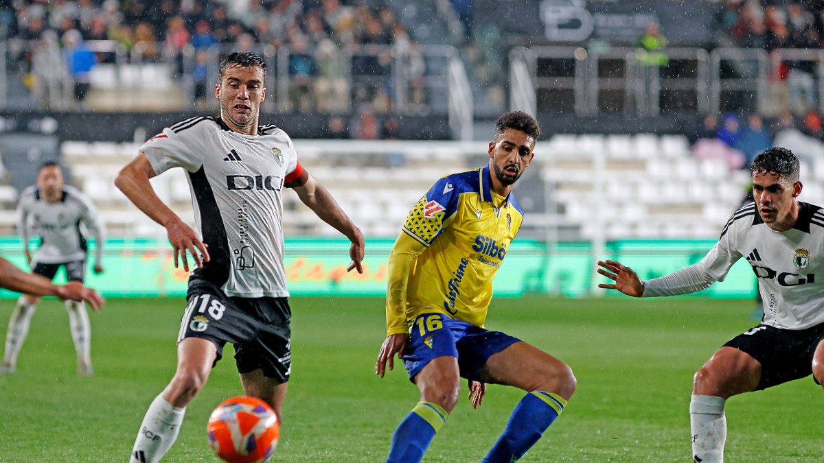 Imagen del partido entre el Burgos CF y el Cádiz.