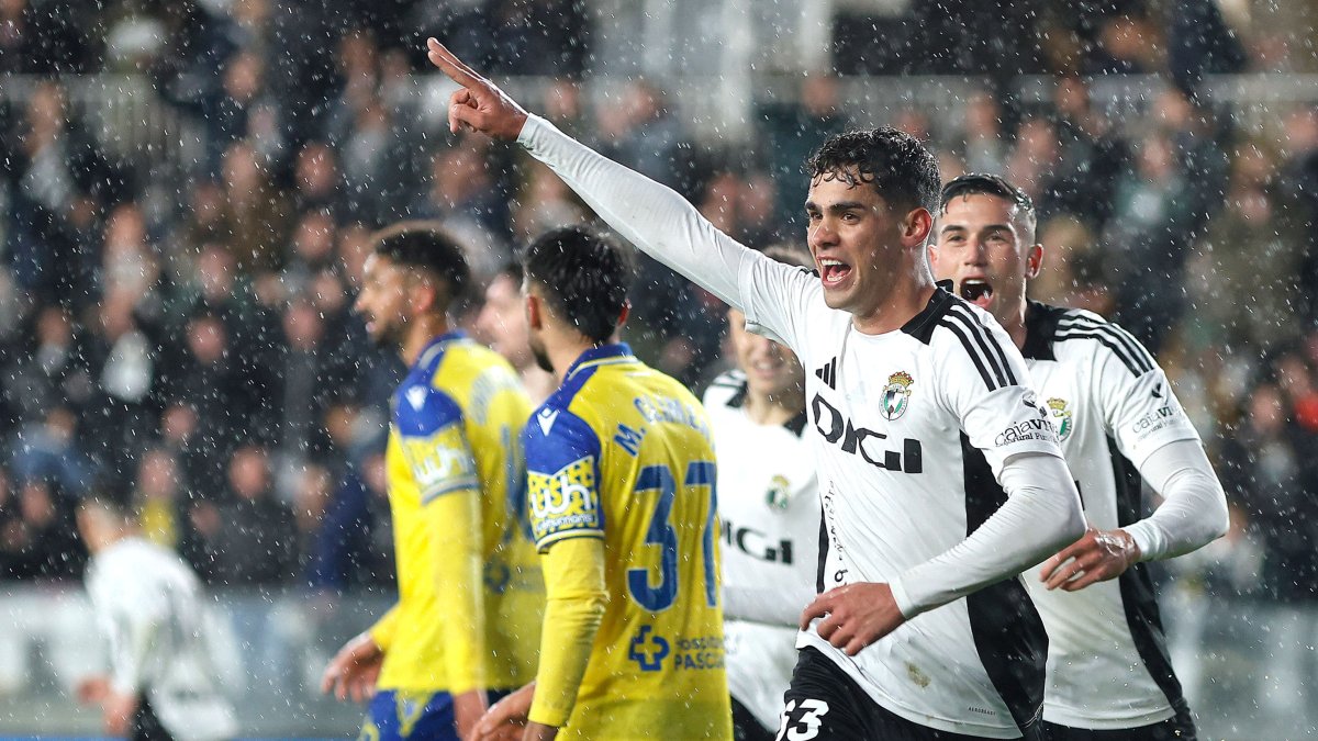 Imagen del partido entre el Burgos CF y el Cádiz.