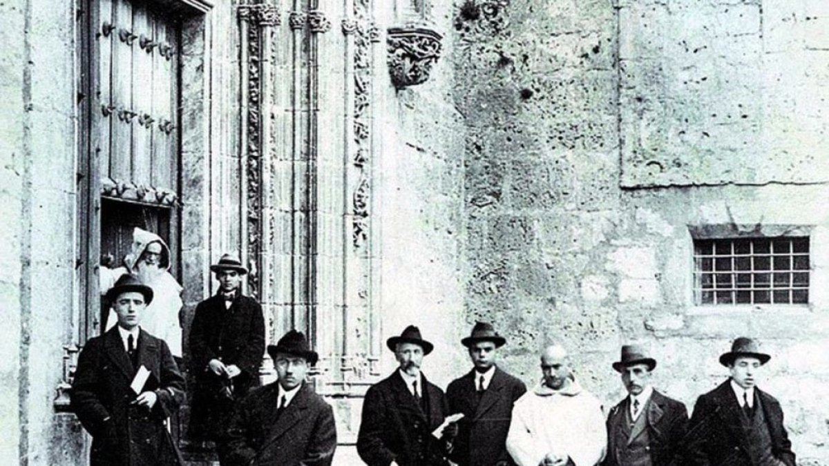 García Lorca a la puerta de la Cartuja de Miraflores.