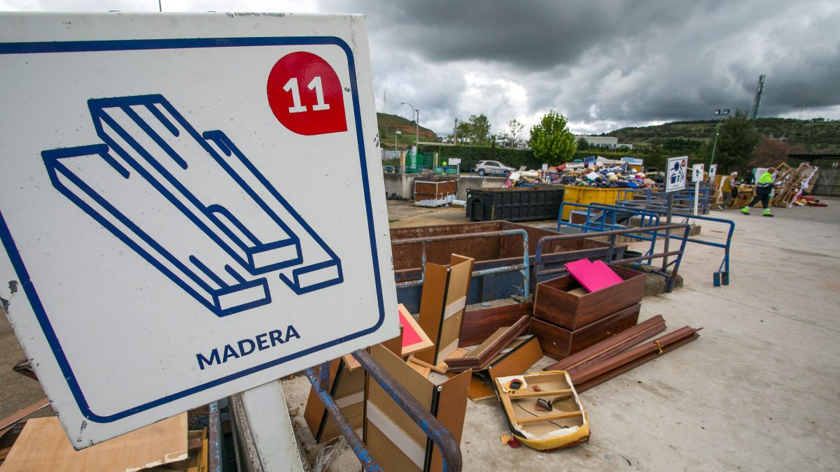 Zona para depositar maderas en el punto limpio ubicado en el norte de la ciudad.