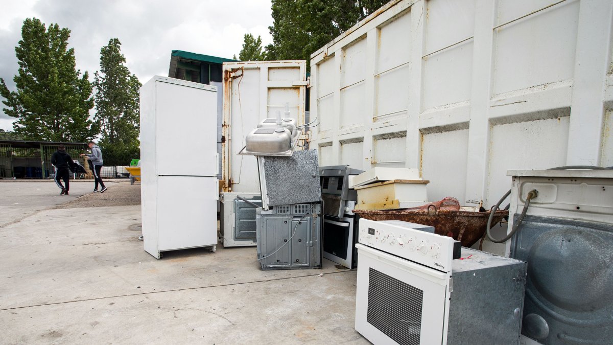 Grandes electrodomésticos, depositados en el punto limpio Norte.