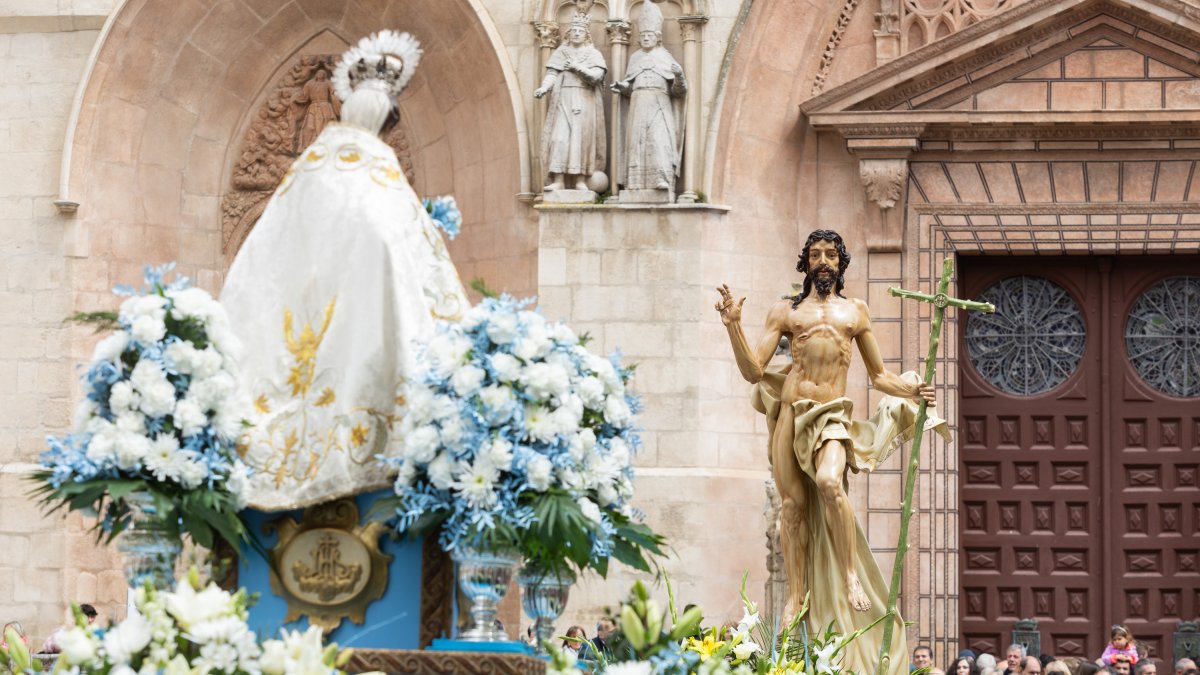 Cristo y su Madre se encuentran en la procesión del Anuncio Pascual.