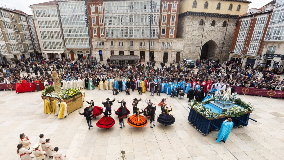 Instante de la procesión del Anuncio Pascual.