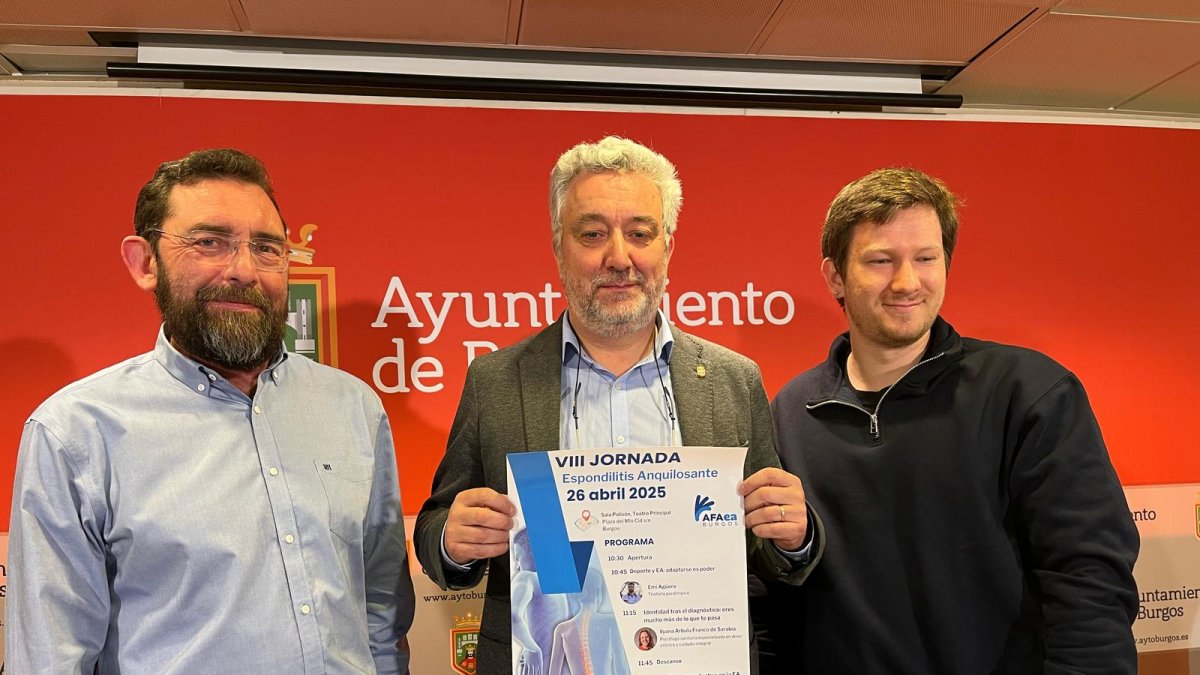 Morete, Niño y Pérez muestran el cartel de la jornada.
