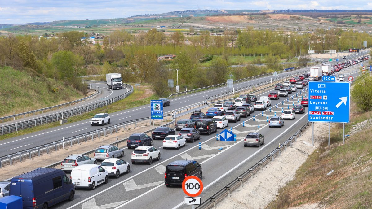 Retenciones en el entorno del antiguo peaje de Castañares el pasado lunes 21 de abril.