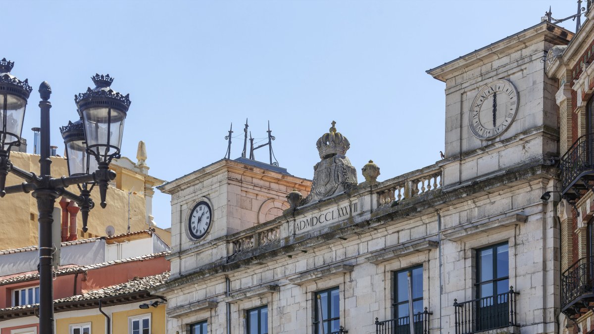 Parte superior de la fachada de la Casa Consistorial sin las campanas que se retiraron en 2023 debido al mal estado de la estructura que soporta su peso y las vibraciones de sus tañidos.