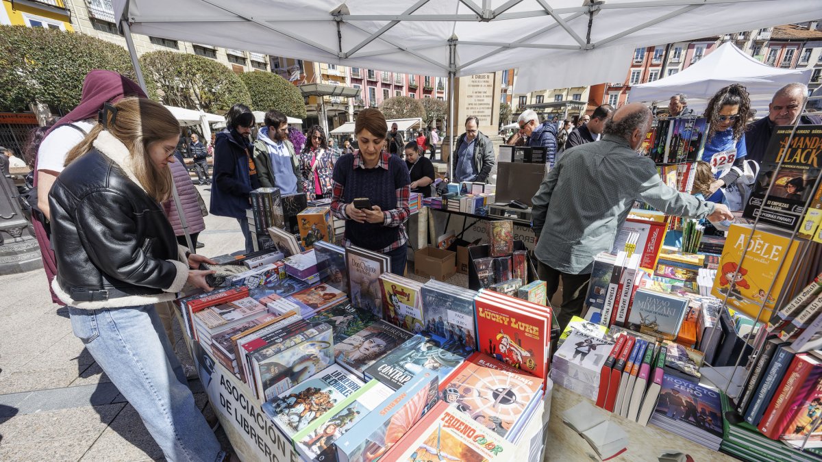 Desde primera hora la actividad bullía en los puestos de las quince librerías que salen a la calle en el Día del Libro.