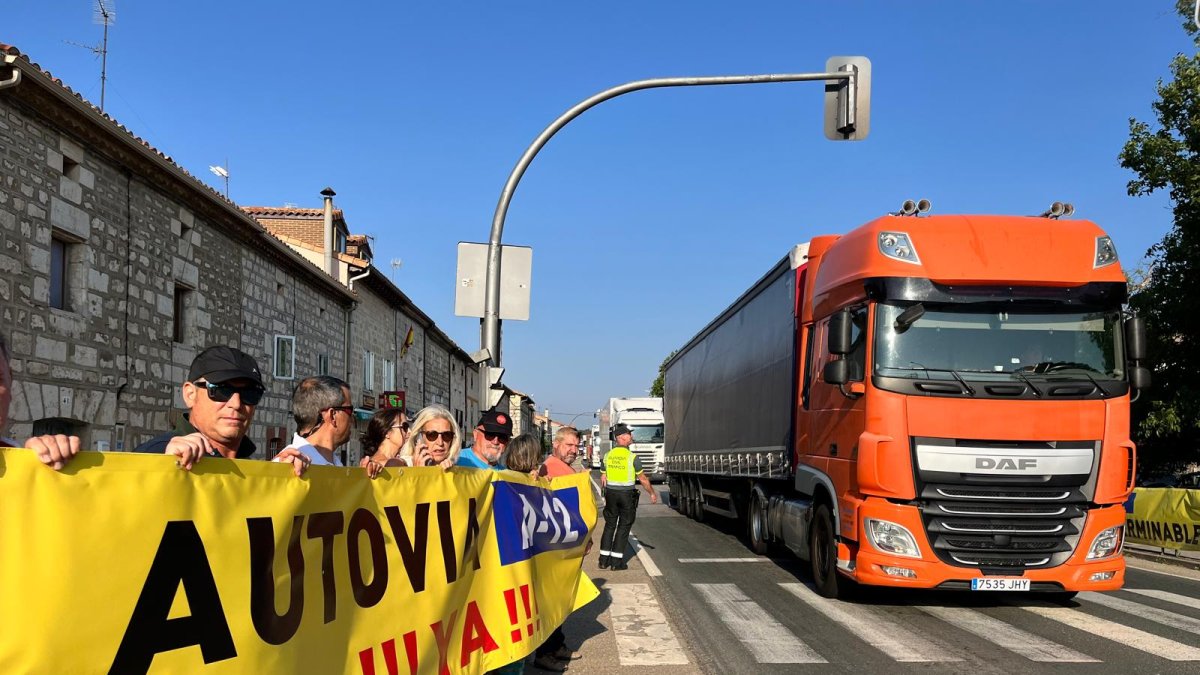Manifestación por la A-12, en Ibeas de Juarros, el pasado mes de agosto.