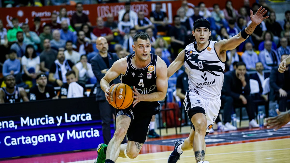Imagen del partido entre el Cartagena y el Grupo Ureta Tizona Burgos.