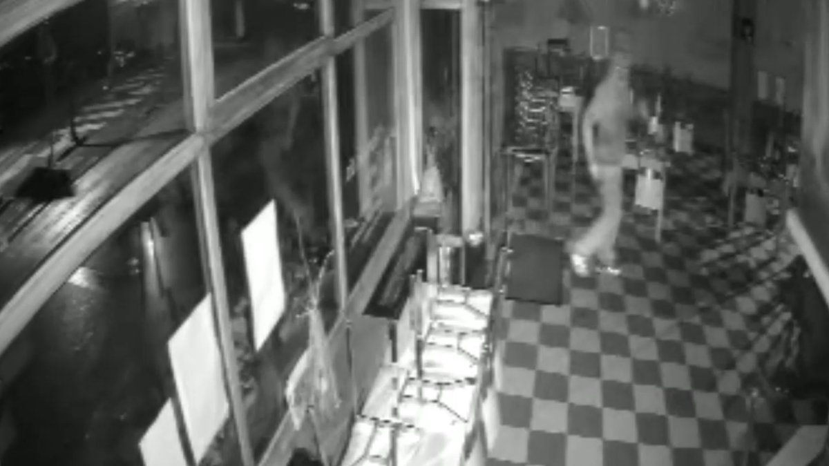 Uno de los ladrones en el interior de uno de los bares asaltados.