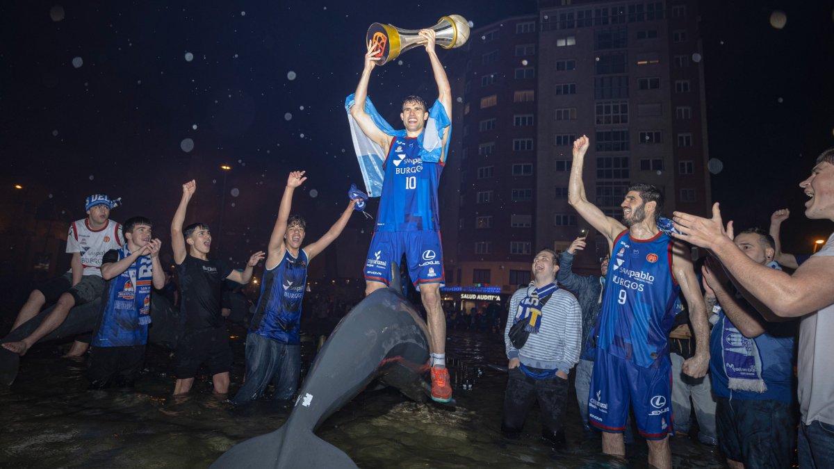Los jugadores del Silbö San Pablo, celebrando el ascenso en la fuente de los delfines.