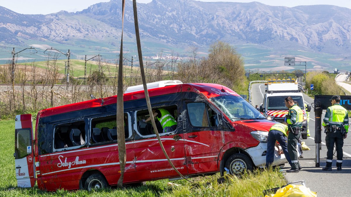 Una grúa permitió el rescate del minibus accidentado.