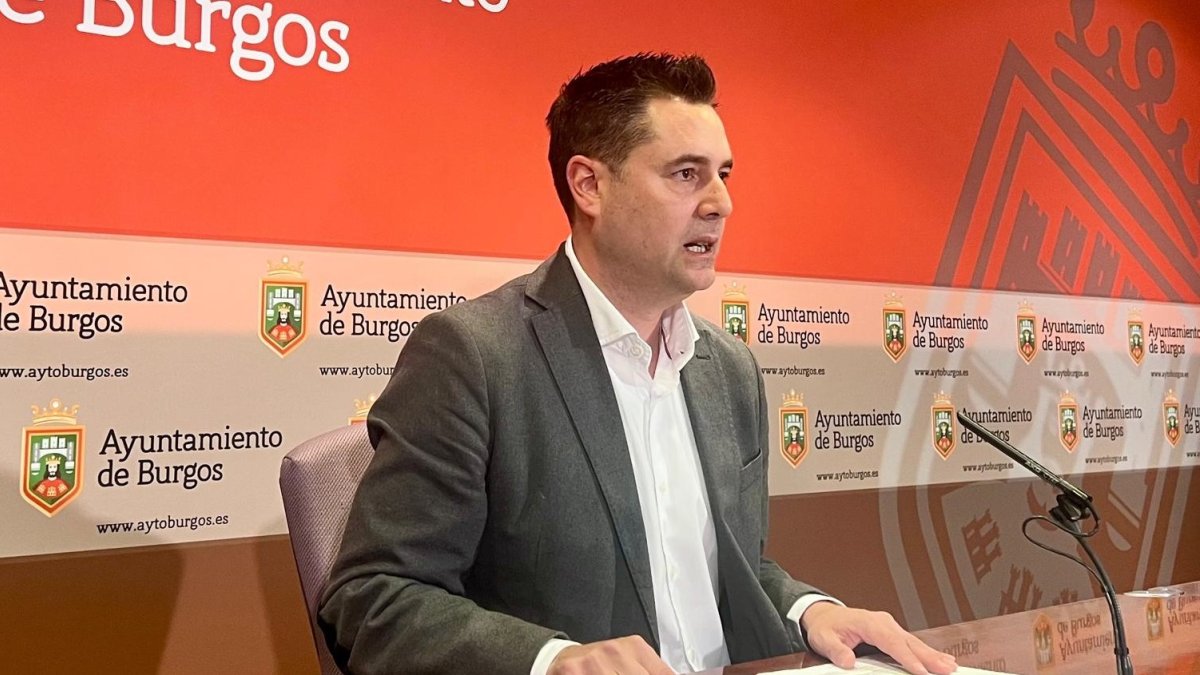 Daniel de la Rosa, en rueda de prensa en el Ayuntamiento de Burgos.