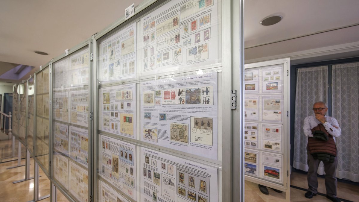 26 colecciones privadas de sellos y correo postal se exponen hasta el 26 de abril en el Teatro Principal.