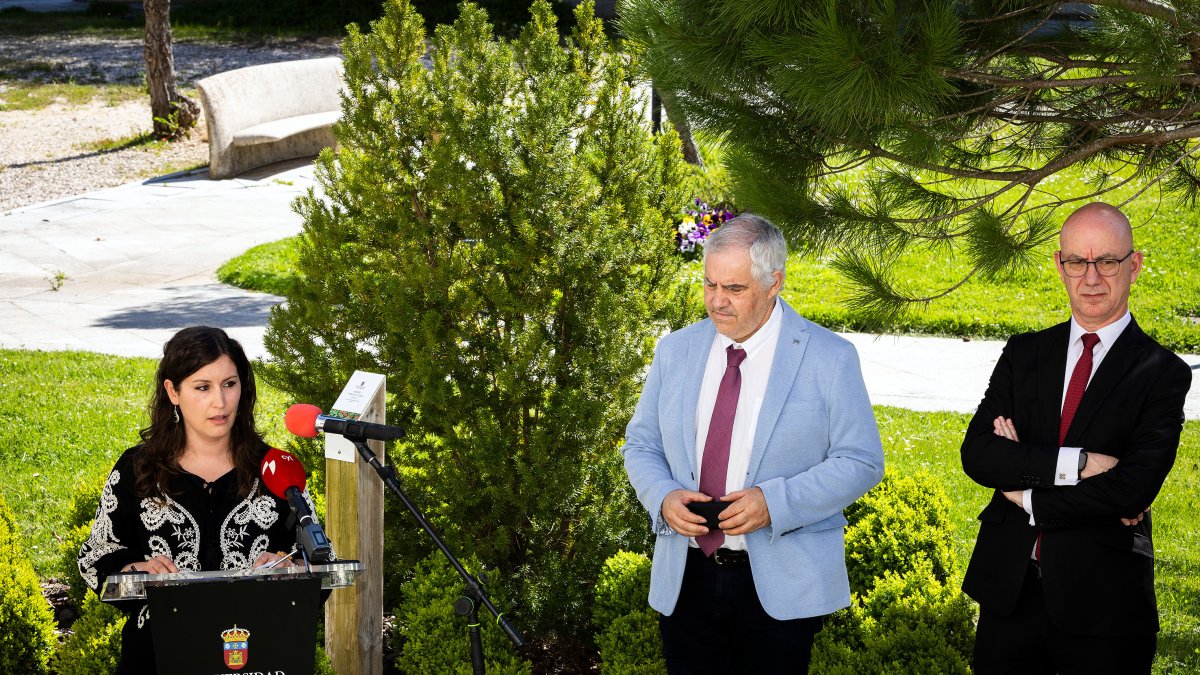 La profesora Sara Sánchez leyó varios pasajes de obras de Vargas Llosa. A su lado, el decano de Humanidades, Carlos Pérez, y el rector de la UBU, José Miguel García.