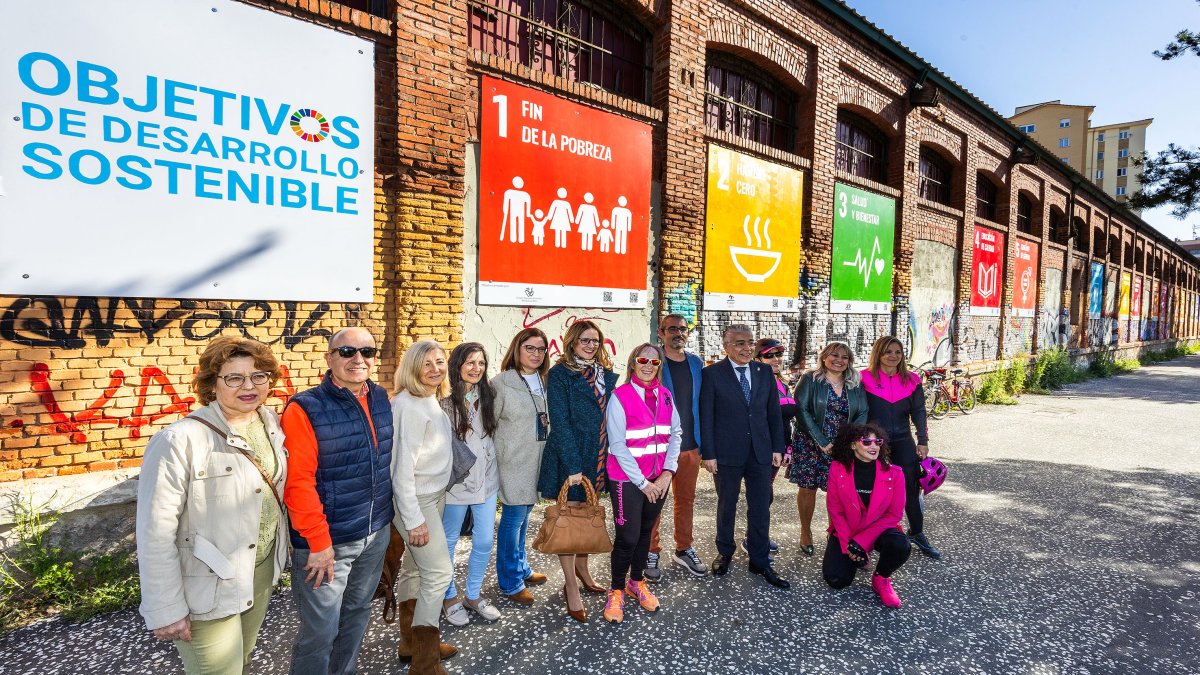Representantes de varias de las entidades que han hecho posible el mural impulsado por Cruz Roja posan junto a la instalación.