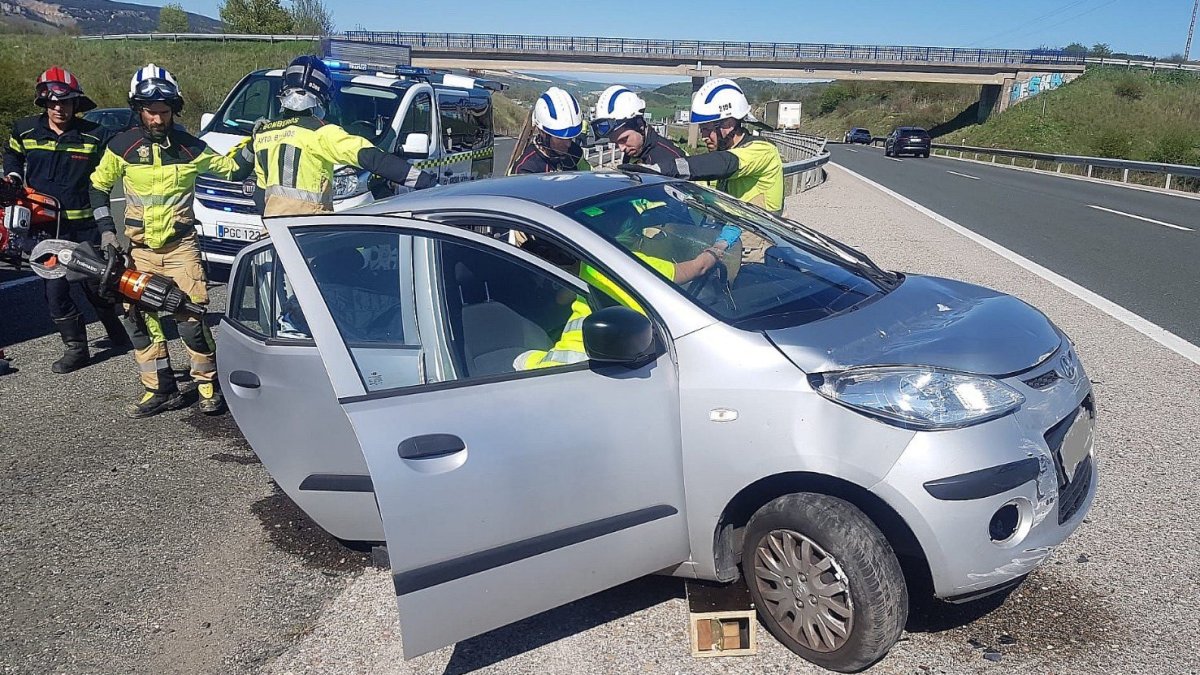 Accidente en la AP-1, con un joven gravemente herido tras impactar contra la mediana.