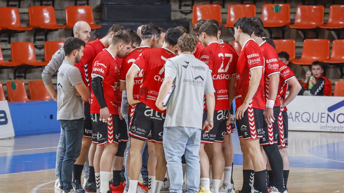 Los cidianos, escuchando instrucciones de Roi Sánchez durante el partido ante Agustinos en El Plantío.