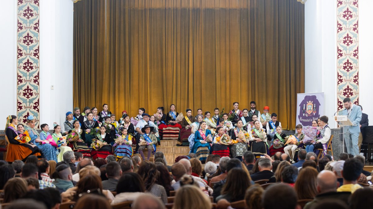 La Proclamación conjunta de reinas y reyes de las peñas reunió a unas 300 personas en la Sala Capitular del Monasterio de Bernardas.