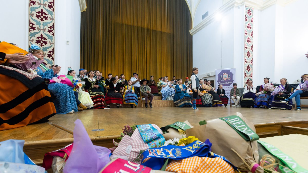 La proclamación conjunta de las reinas y reyes de 17 peñas ha reunido a 300 personas.