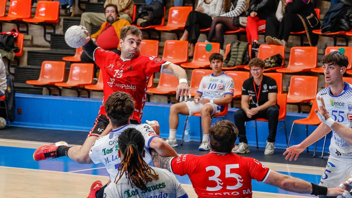 Javier Domingo a punto de lanzar a portería.