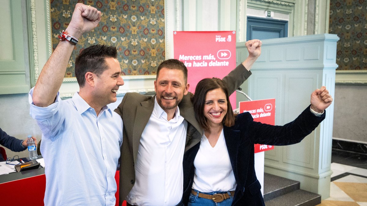 Temiño junto a la secretaria provincial socialista, Esther Peña, y su predecesor y secretario de Organización del PSCyL, Daniel de la Rosa.