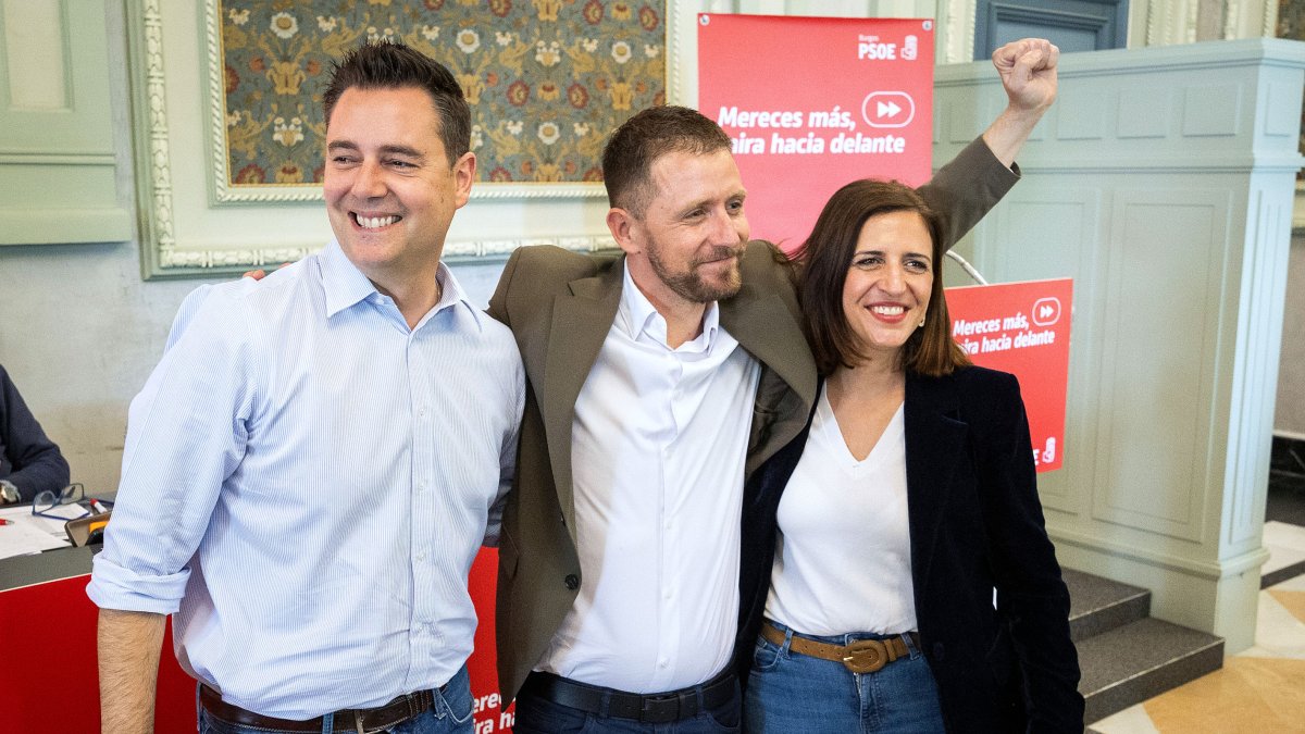 Daniel de la Rosa, Josué Temiño y Esther Peña, en la asamblea extraordinaria del PSOE de Burgos.