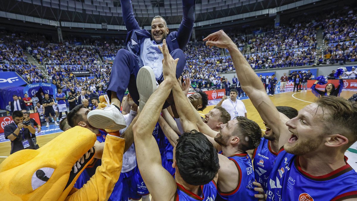 Los jugadores mantean a Bruno Savignani tras lograr el ascenso a ACB.