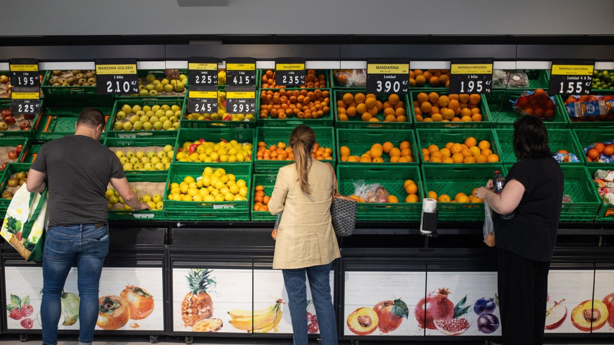 Varias personas realizan la compra en un supermercado tras el apagón eléctrico