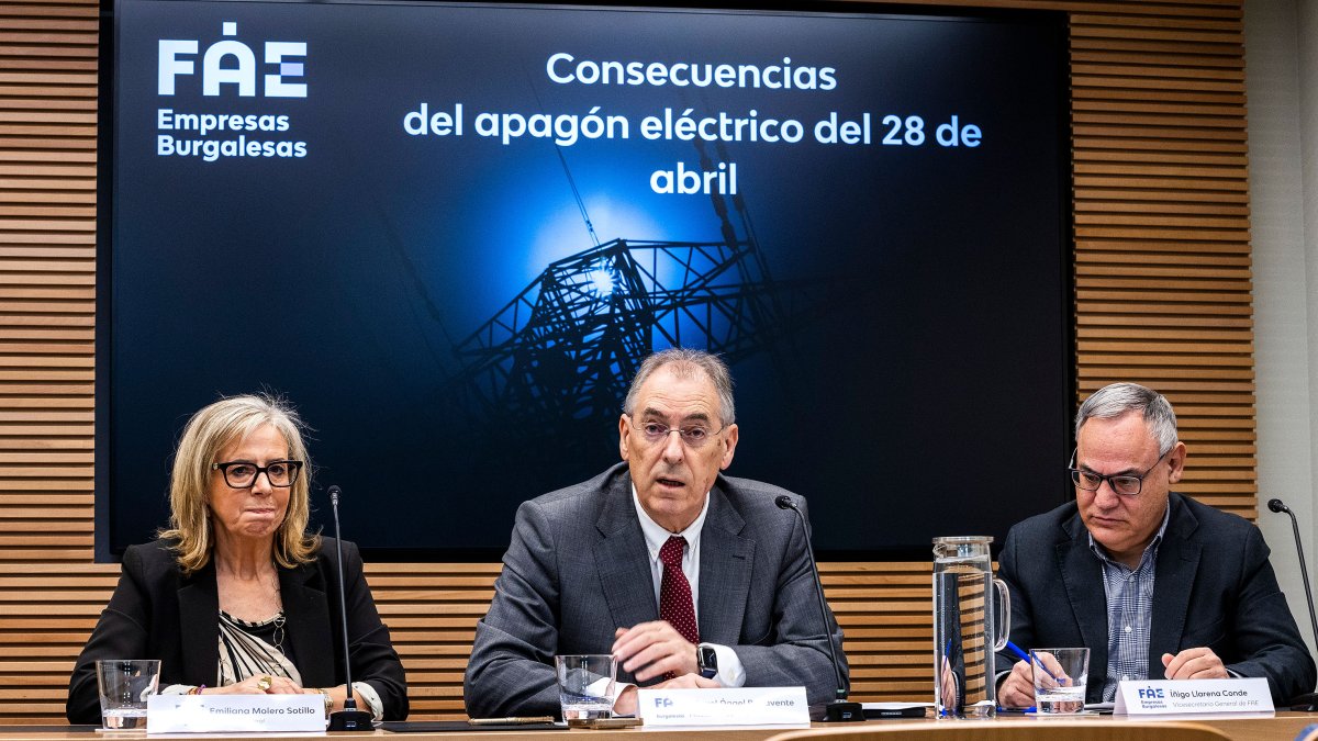 Emiliana Molero, Miguel Ángel Benavente e Íñigo Llarena, en la sede de FAE el día después del apagón.