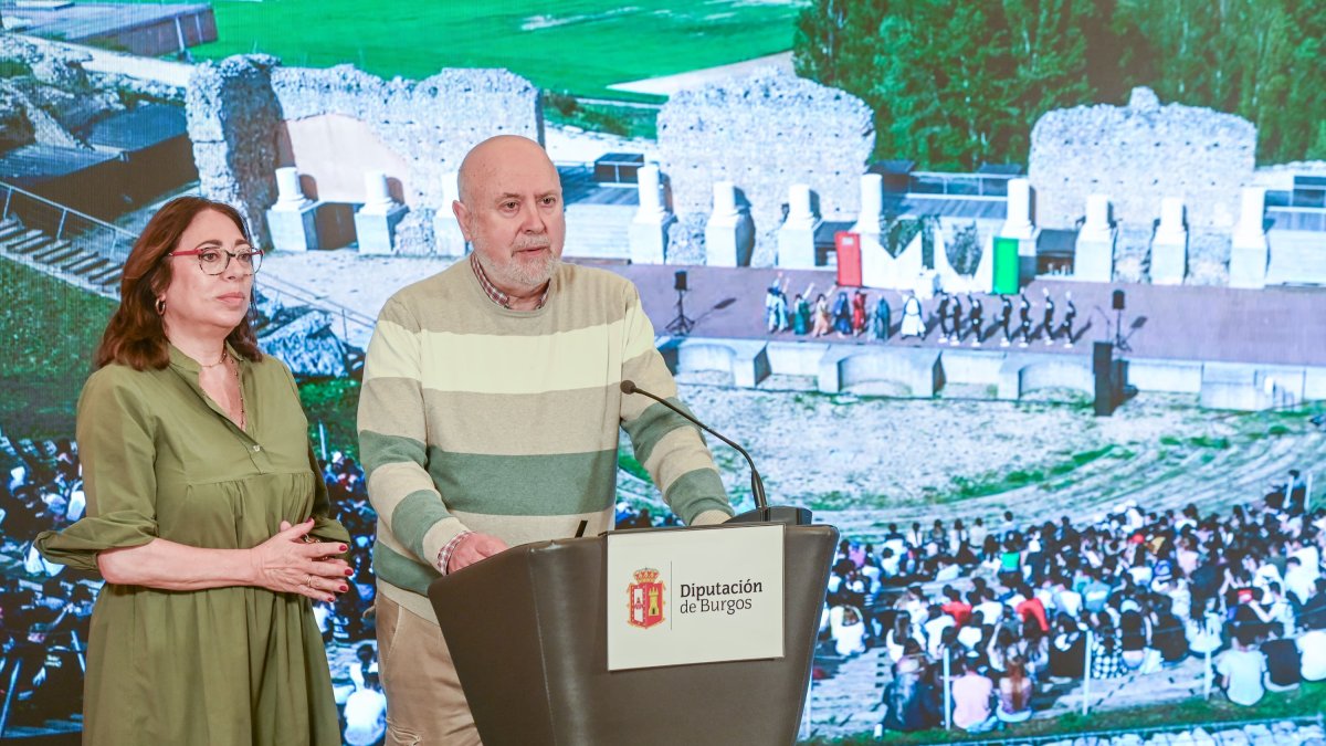 Miguel González, presidente de la Asociación Cultural Clunia Sulpicia, y Raquel Contreras, diputada responsable de Cultura, presentaron la nueva edición del evento.