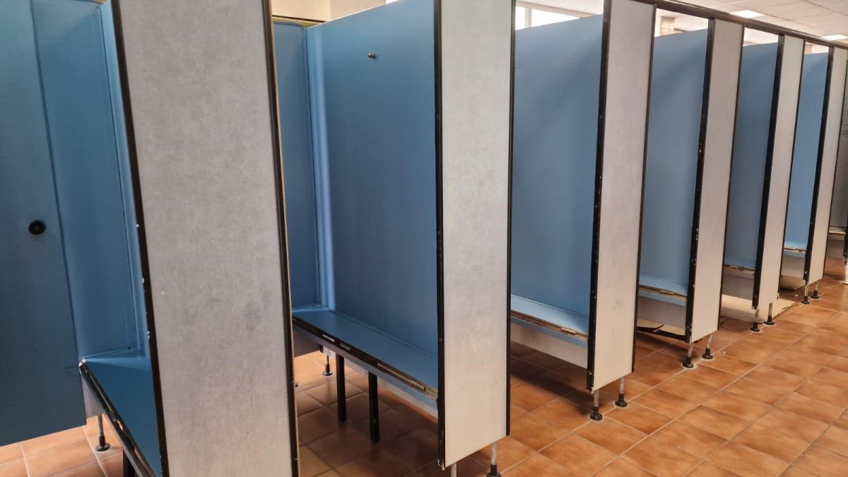 Zona de vestuarios, una vez limpiadas las pintadas.