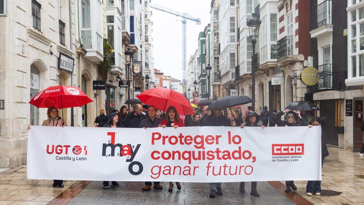 La movilización del 1 de Mayo a su paso por la calle Laín Clavo, cuando ya llevaba un buen rato lloviendo.