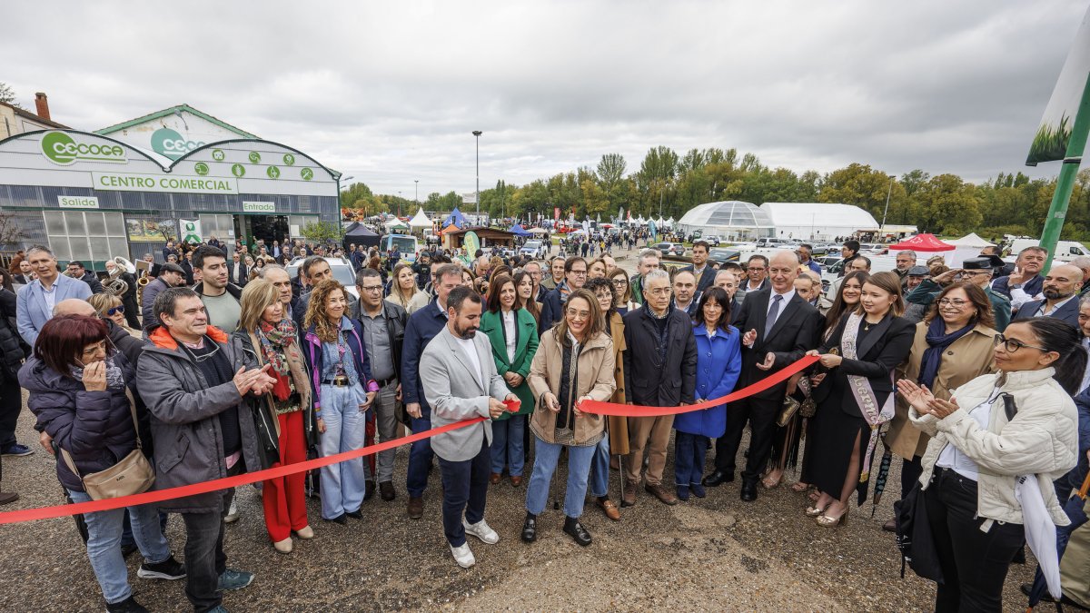 La consejera de Agricultura, María González Corral, inauguraba la Feria de Maquinaria Agrícola de Lerma.